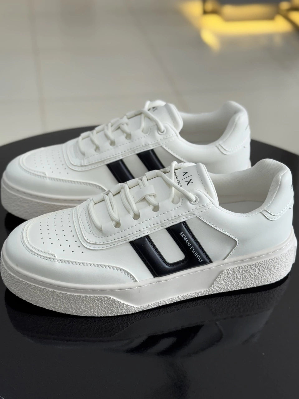 Tênis Armani Exchange Lion com Detalhe Acolchoado